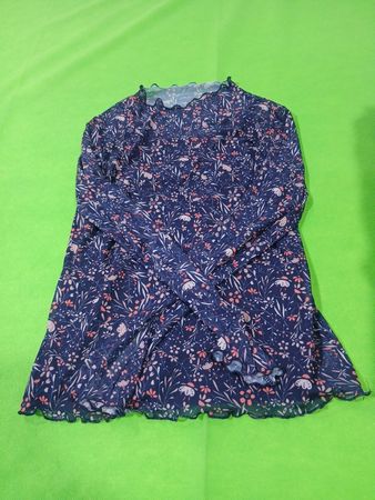marineblaues, geblümtes, langärmeliges Kleid