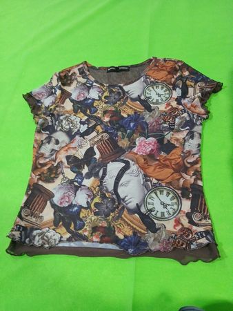 Fast berühmt Grafikdruck-T-Shirt