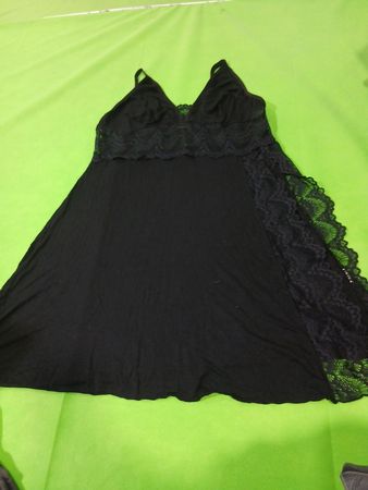 Nachtkleid mit schwarzer Spitzenborte