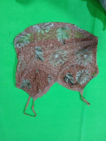 Florales Trägertop mit Spitzensaum