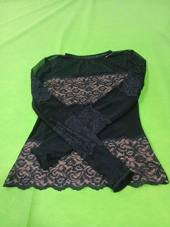 Schwarzes Spitzenshirt mit langen Ärmeln
