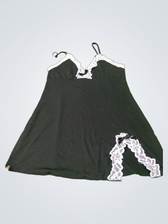 Schwarzes Spitzensaum-Negligékleid