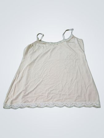 Beige Spitzentop mit Spitzenbesatz