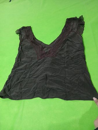 Débardeur en V à bretelles avec bordure en dentelle noire