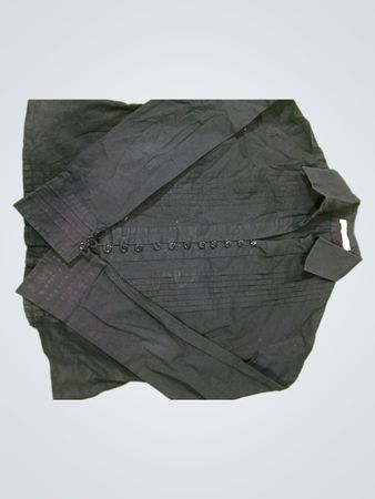 Chemise noire avec boutons et plis