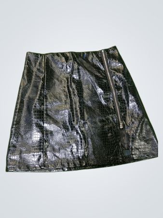 Minissaia preta de couro sintético com estampa de crocodilo e detalhe de zíper
