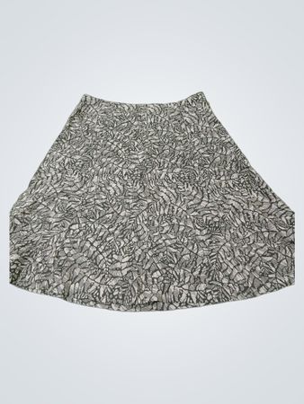 Saia evasê com padrão de folhas