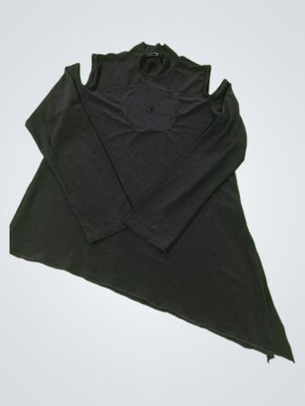 VERGI Blusa Preta com Recortes e Gola Alta Fake