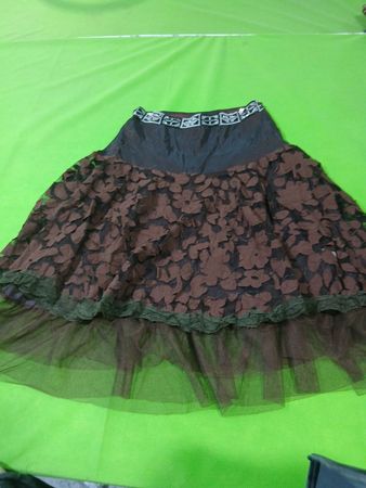 Saia floral marrom com detalhes em preto e verde