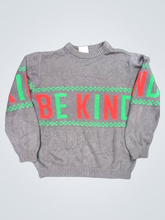 Grauer Pullover mit "BE KIND" Text