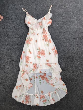 Weißes Blumenmuster Rüschenshirt hoch-niedrig Kleid