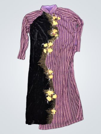 Lila gestreiftes Kleid mit floralen Verzierungen
