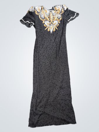 Schwarzes Perlenlangkleid mit verziertem Ausschnitt