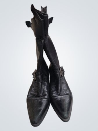 Schwarze Lederstiefel mit Schnallen