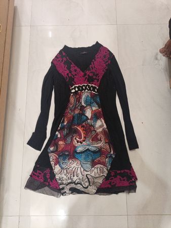 CARLOPIK Schwarzes Kleid mit pinkem und blauem Druck