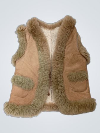 Gilet en peau de mouton beige avec bord en fourrure