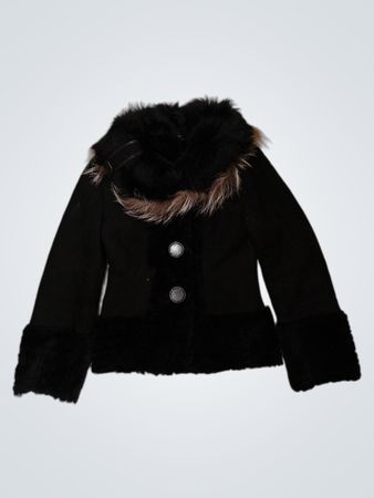 Veste noire avec des garnitures en fourrure