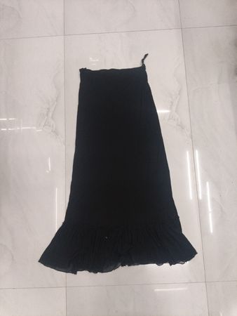 Schwarze Maxi-Rock mit Rüsche Saum
