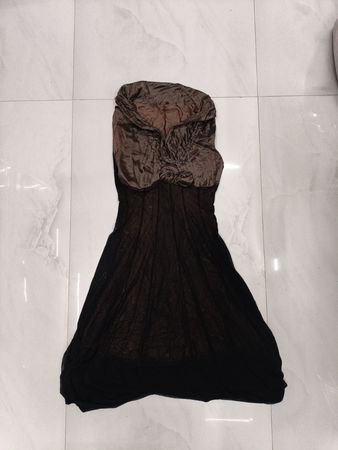 Braunes und schwarzes Kleid