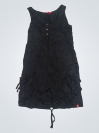 Schwarzes ärmelloses Kleid mit rotem Etikett