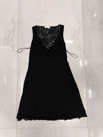 Schwarzes Kleid mit Spitzenrand