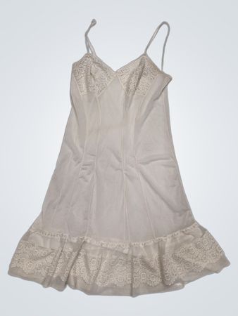 Weißer Slip mit Spitzenbesatz