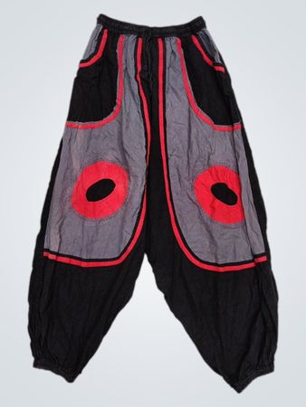 Schwarze Hosen mit rotem und grauem Patchwork