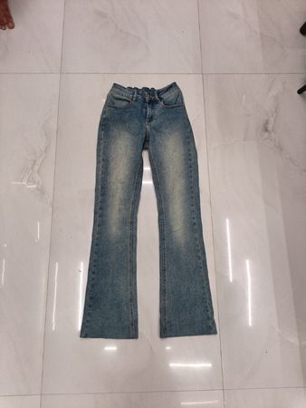 Blaue Flare-Jeans mit verzierten Taschen