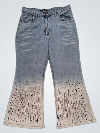 CRAZY AGE Damen Light Wash Flare Jeans mit weißen und roten Spritzdetails
