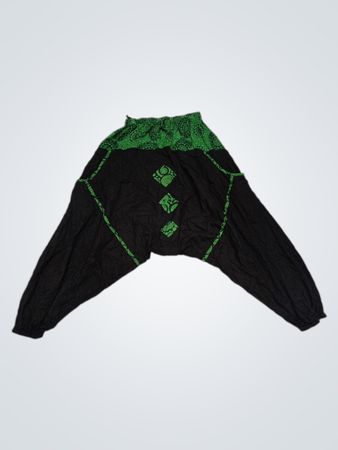 Schwarze und grüne Haremshosen