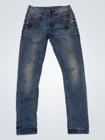 Blaue Jeans mit floraler Stickerei und "ja!! ja!! ja!!" Stickerei