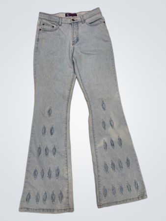 Hellblaue Schlagjeans mit Blattstickerei