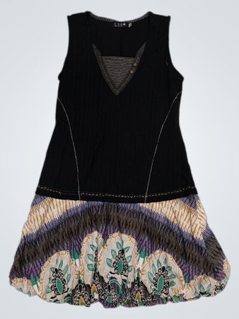 L33 Schwarzes ärmelloses Kleid mit gemustertem Saum