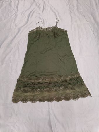 Grünes Slipkleid mit Spitzenbesatz