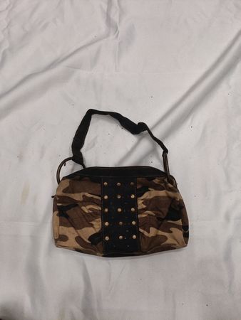Camouflage-Handtasche mit Nieten