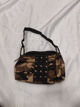 Bolsa de ombro camuflada com tachas