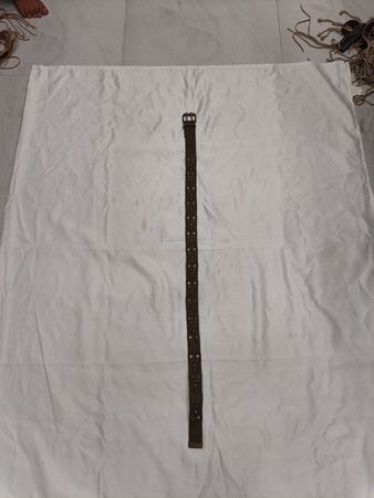 Brauner Gürtel mit Metallelementen