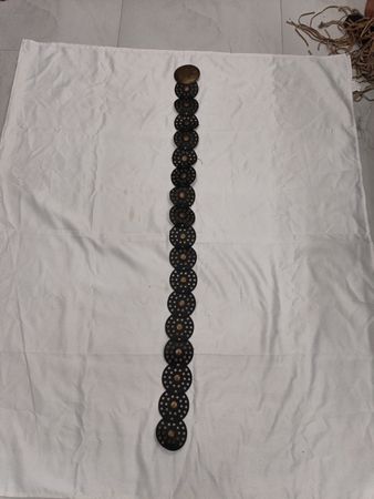 Leder-Gürtel mit dekorativer runder Schnalle