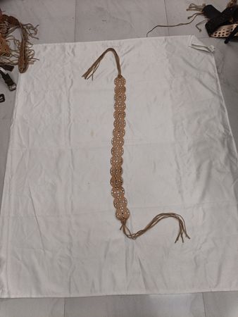 Beiger Leder Gürtel mit Nietenkreisen und Quasten