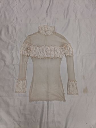 Volantbesetzter Rollkragen mit transparenter Spitze