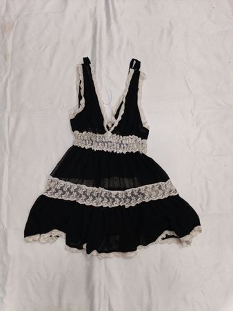 Golden Days Babydoll mit schwarzer Spitzenverzierung
