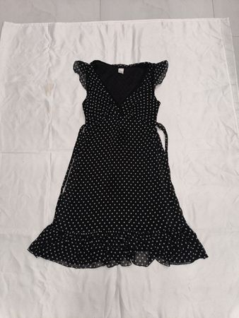Schwarzes Kleid mit weißen Tupfen