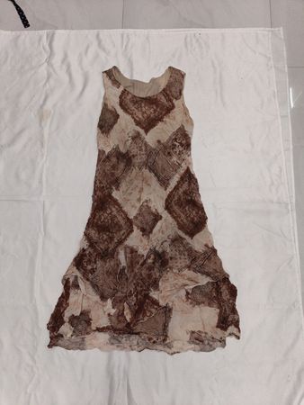 Ärmelloses Kleid mit braun-beigem Patchworkmuster