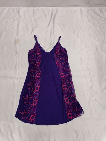 Lila Chemise mit floralen Spitzen-Details