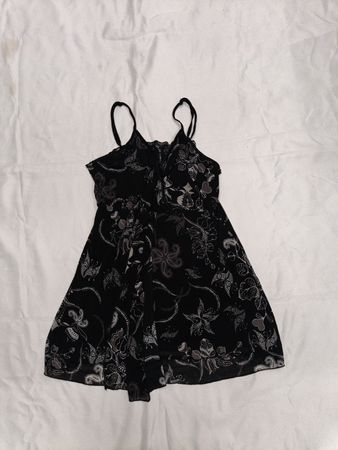 Schwarzes florales Spaghettiträger-Kleid