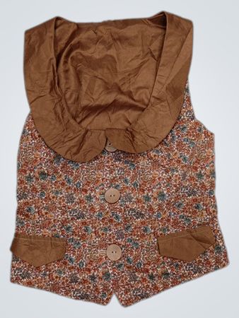 Weste mit Blumenmuster und braunem Kragen sowie Knöpfen