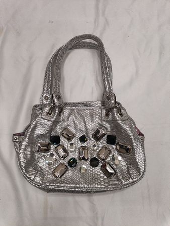 Silberne geprägte Handtasche mit Strasssteinen