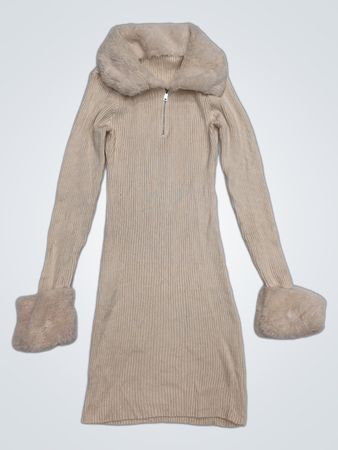 Geripptes Strickkleid mit Fellbesatz und Reißverschluss