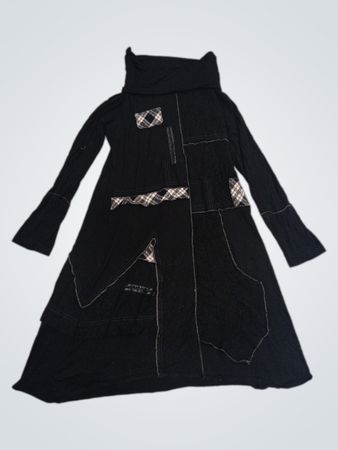 Schwarzes Kleid mit Karomuster-Akzenten