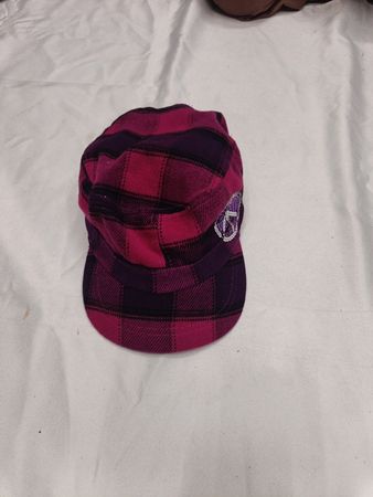 Rosa-violette kariertes Cap mit Peace-Zeichen